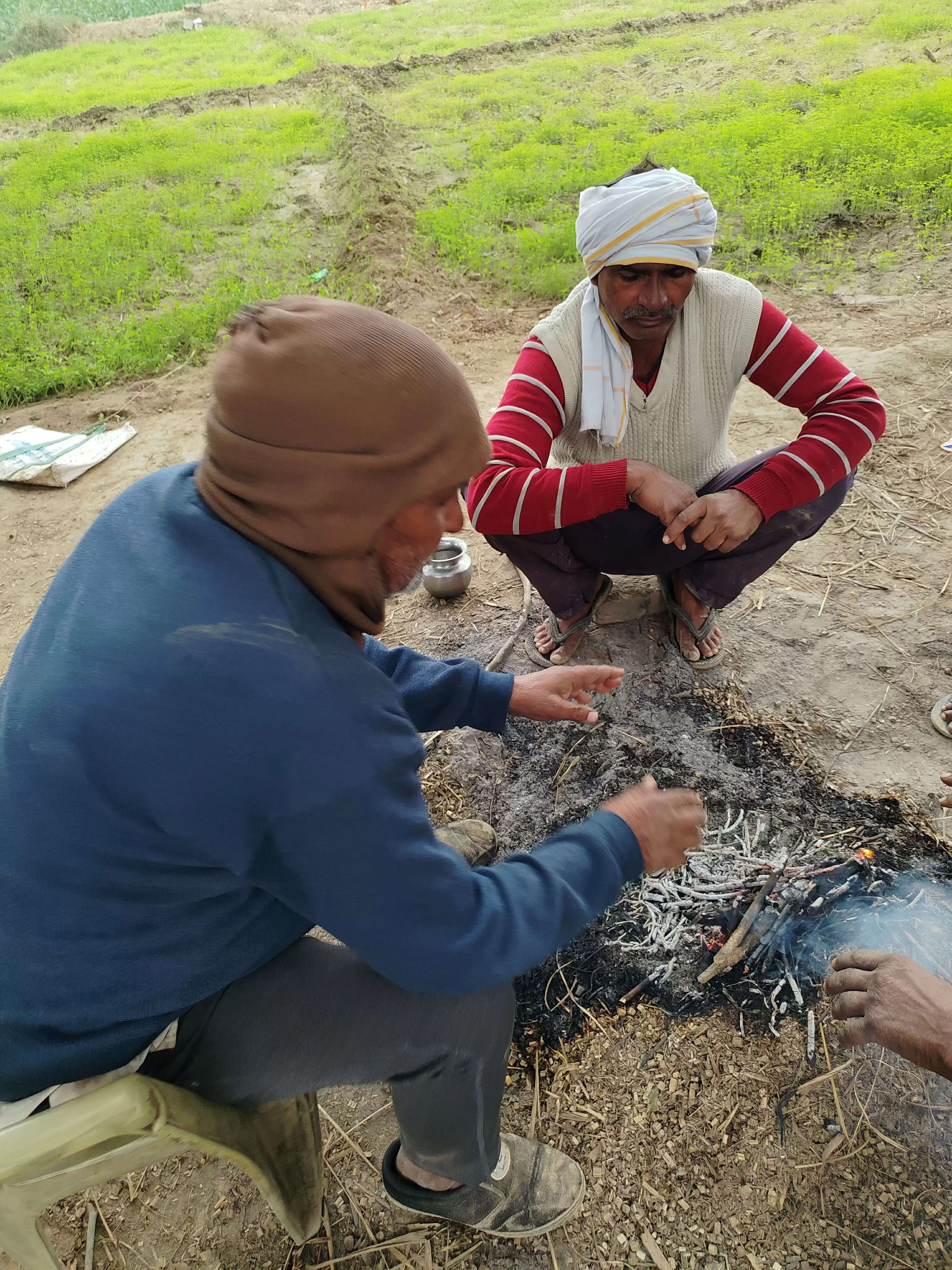 औरैया में बर्फीली सर्द हवाओं से जन जीवन बेहाल,अलाव नहीं जलने से बढ़ी परेशानी