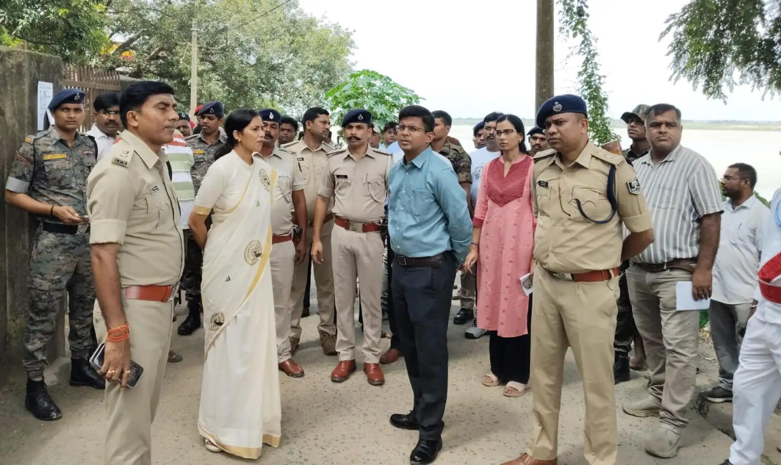 बटेश्वर स्थान पहुंचे डीएम और एसएसपी, घाटों का किया निरीक्षण