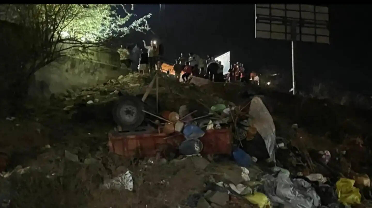 कर्नाटक में ट्रैक्टर पलटने से महाराष्ट्र के दो वर्षीय बच्चे समेत 4 की मौत