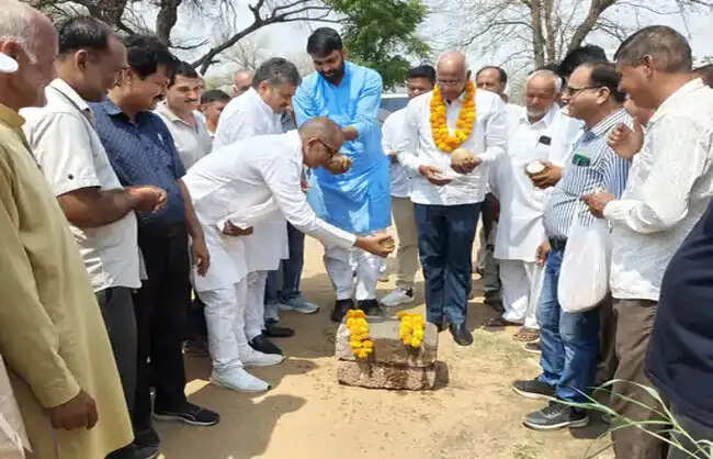 नारनौलः विधायक ने किया सड़क निर्माण का शिलान्यास