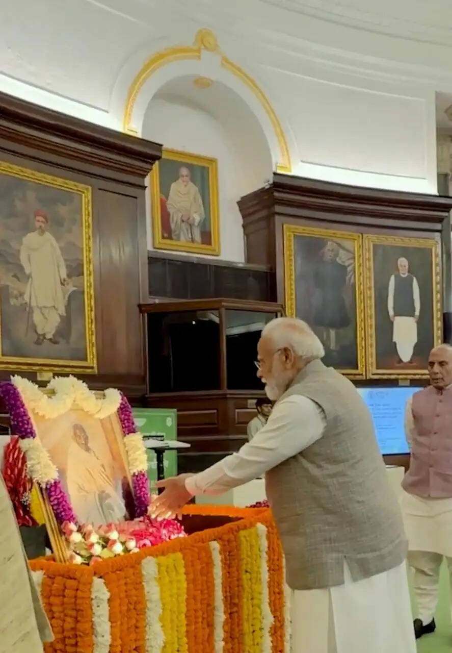 महात्मा गांधी और शास्त्री जयंती पर संविधान सदन में दी गई पुष्पांजलि