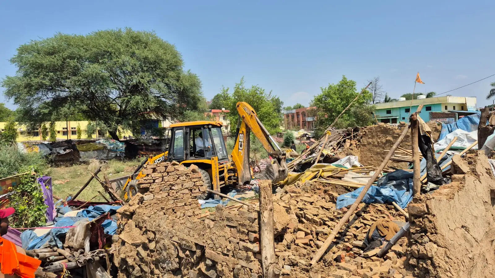 मदन महल स्थापित किए गए कुछ परिवार, हाई कोर्ट के आदेश पर अभियान जारी