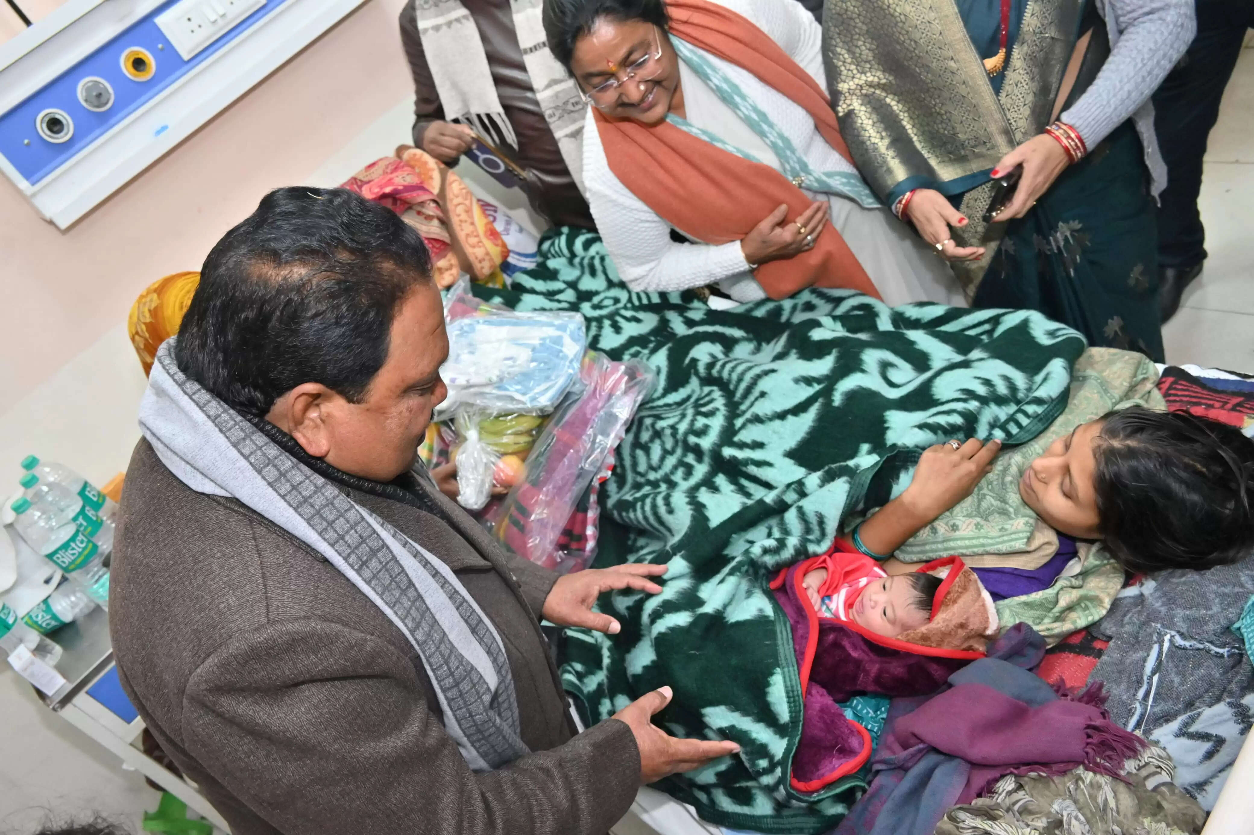 सांसद ने अपने जन्म दिवस पर जरूरतमंदों के बीच किया कंबल का वितरण