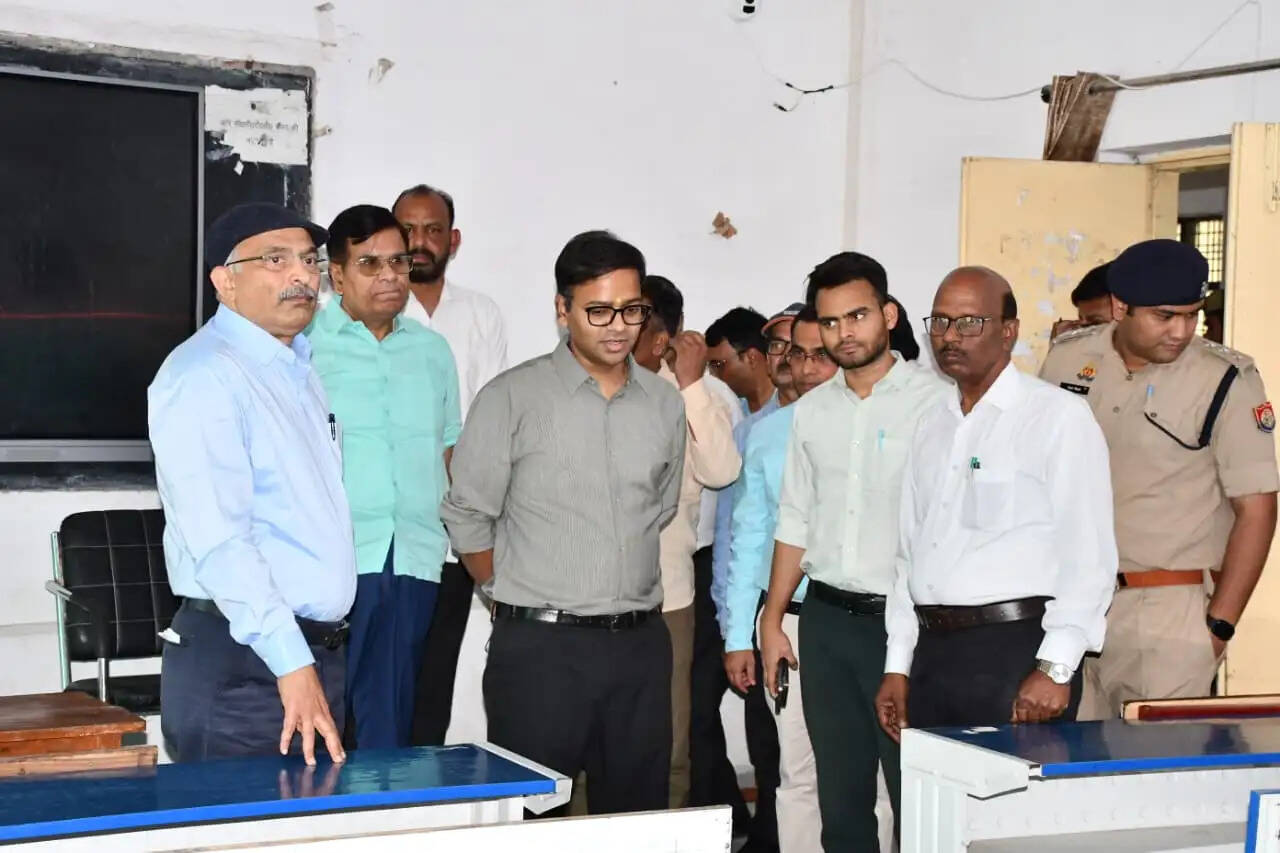 आयुक्त ने डीएम के साथ लिया होमगार्ड भर्ती परीक्षा का जायजा, दिए निर्देश