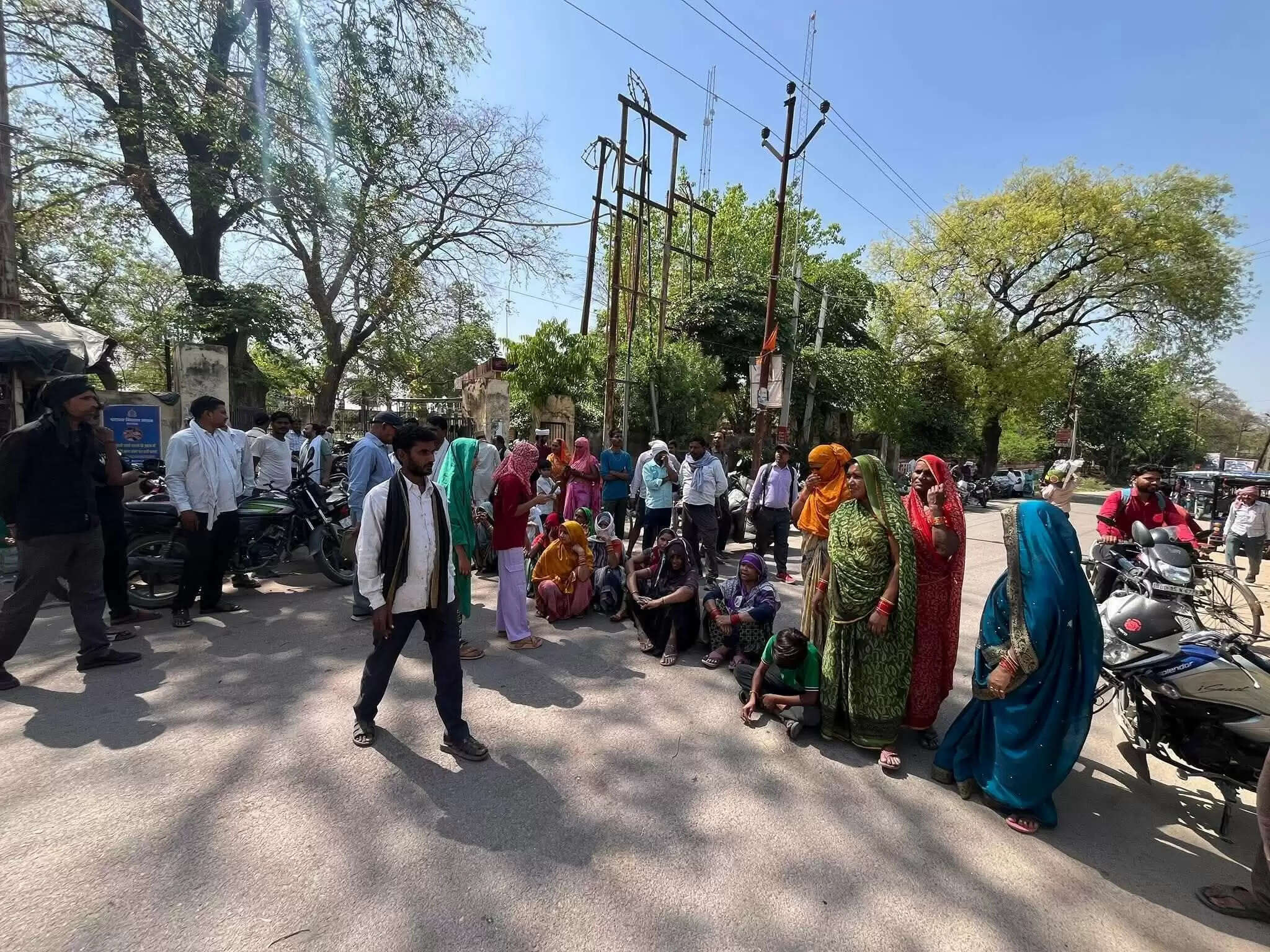 स्मार्ट मीटर से परेशान बिजली उपभोक्ताओं ने सड़क पर लगाया जाम