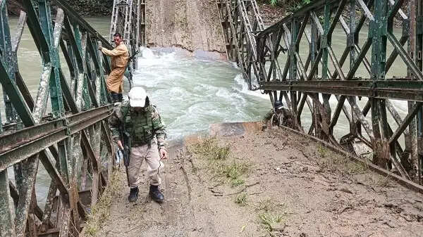 मणिपुर में संदिग्ध उग्रवादियों ने पीएमजीएसवाई का पुल उड़ाया, दूरसंचार विभाग का वाहन फूंका
