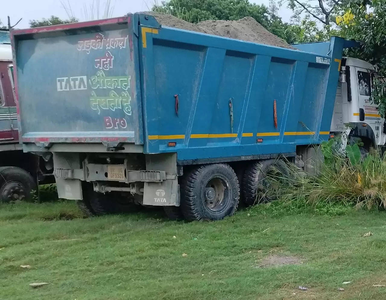 अवैध बालू खनन कर परिवहन करते दो हाईवा जब्त