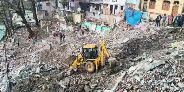 डीएम के हस्तक्षेप से आखिर एक माह बाद शुरू हुआ सीवर लाइन को खोलने का कार्य