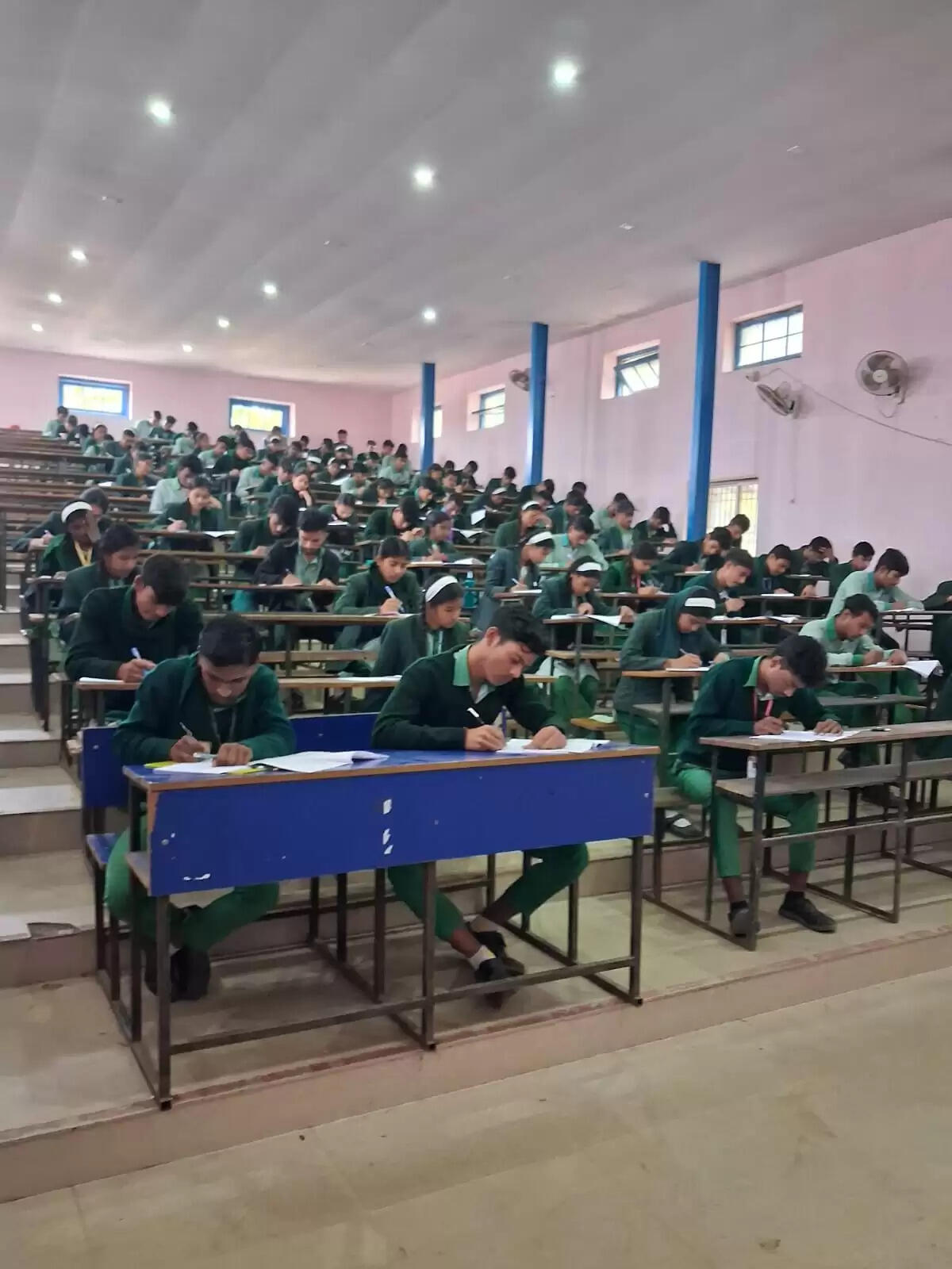 सीएम स्कूल ऑफ़ एक्सीलेंस में प्री बोर्ड-1 परीक्षा शुरू, पहले दिन 13,436 छात्र हुए शामिल