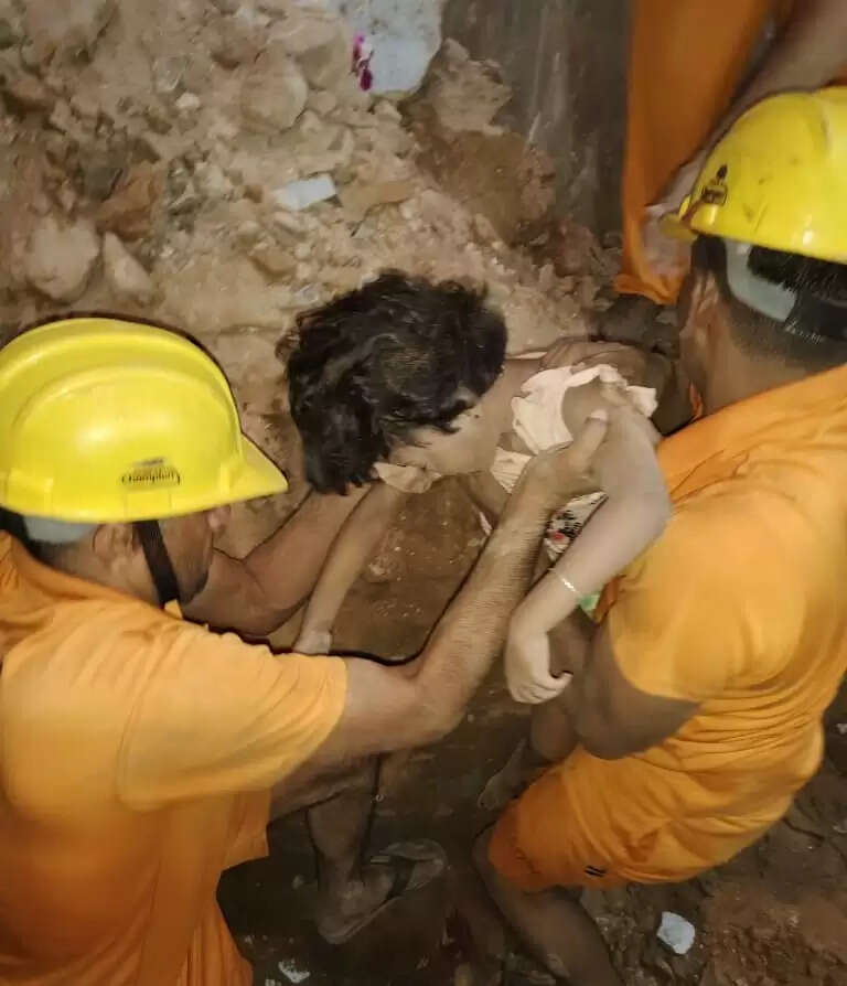 (अपडेट) जयपुर में जर्जर हवेली ढही, पिता-पुत्री की मौत