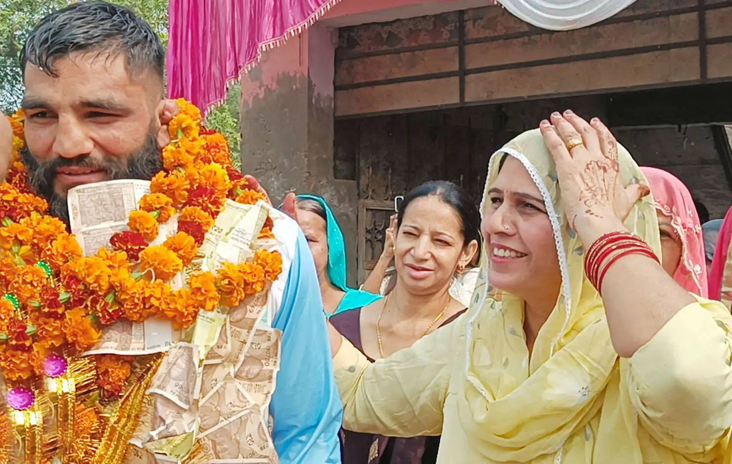 सोनीपत: डबरपुर में जश्न का माहौल एशियन गेम्स के पदक विजेता सुनील पहलवान का स्वागत