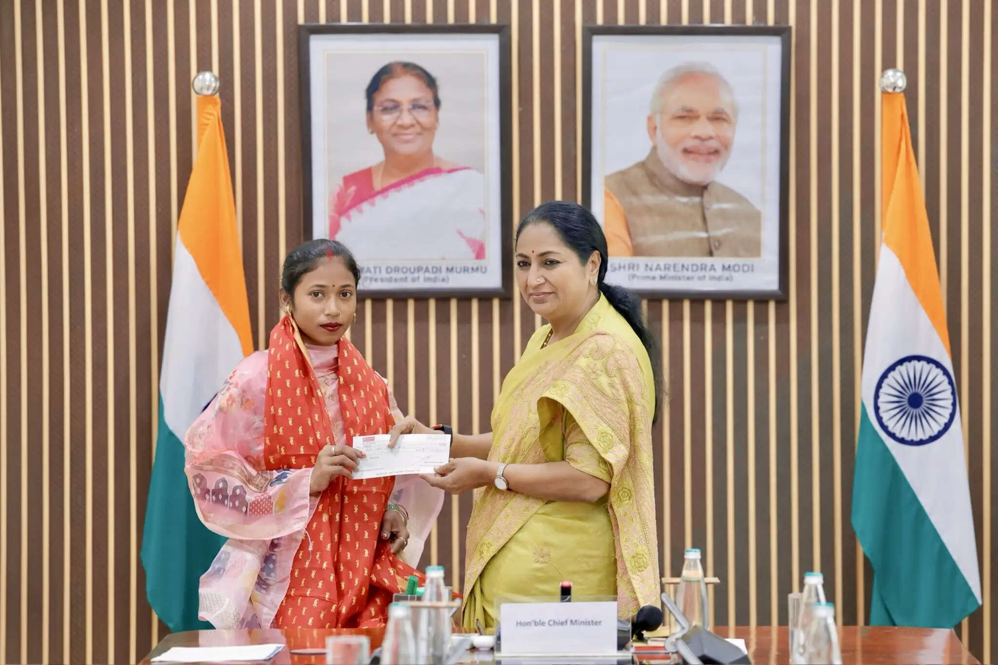 मुख्यमंत्री रेखा गुप्ता ने 51 बेटियों के पहले करवाचौथ पर एक-एक लाख रुपये की आर्थिक सहायता प्रदान की