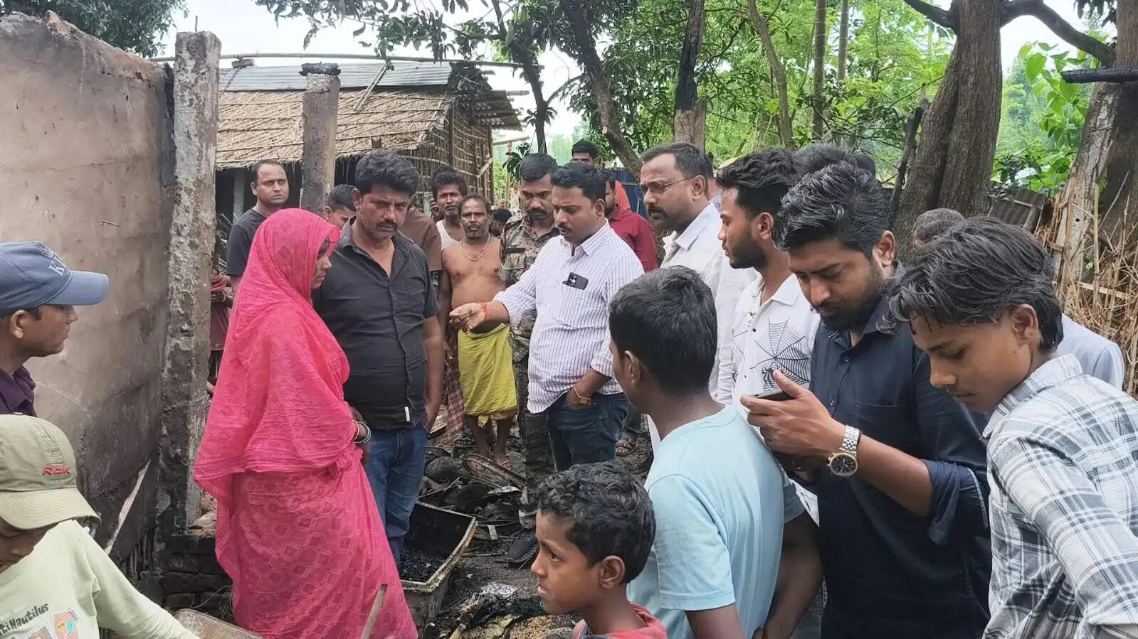 आगजनी में चार घर जलकर राख, आठ मवेशियों की मौत