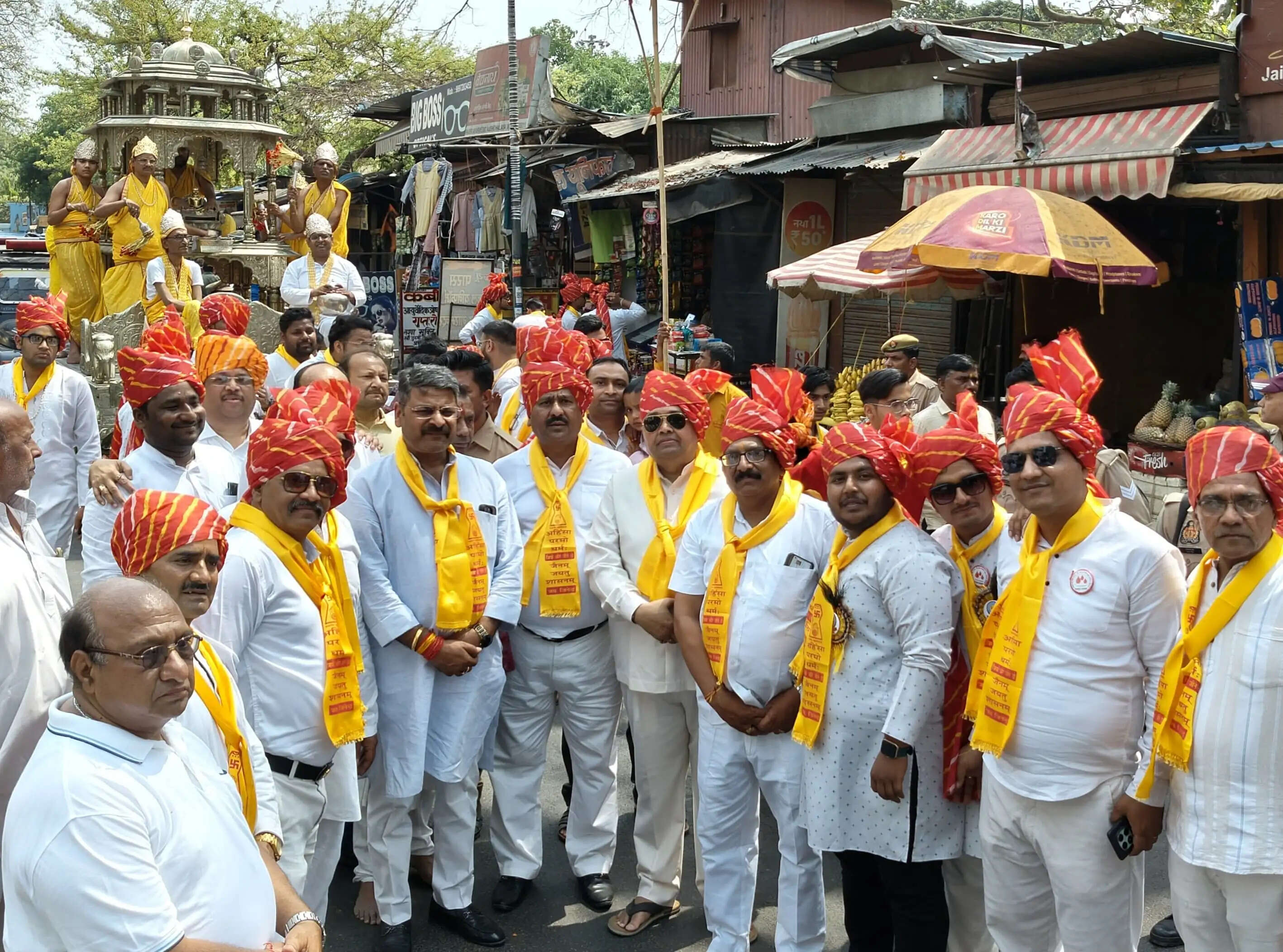 चाैबीसवें तीर्थंकर भगवान महावीर की जयंती पर निकली भव्य शोभायात्रा का पुष्पवर्षा से हुआ स्वागत