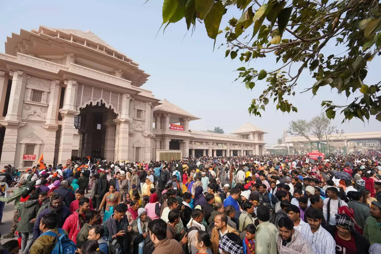 राम मंदिर: आठ लाख श्रद्धालुओं से पटी नजर आई अयोध्या