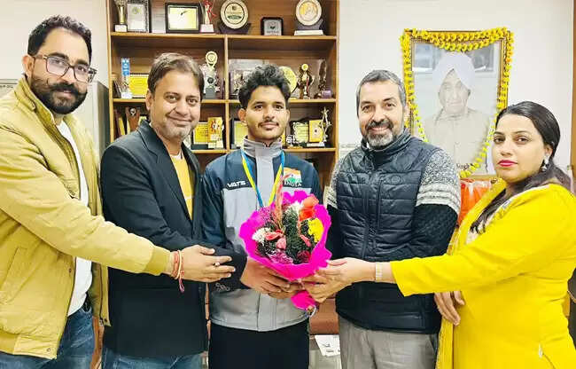 सोनीपत: स्वीडन में कांस्य पदक जीतकर लौटे खिलाड़ी का स्वागत