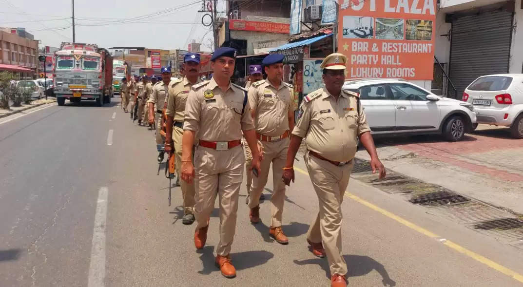 ऊना में पुलिस का फ्लैगमार्च, बिना किसी डर के करें मतदान : डीसी