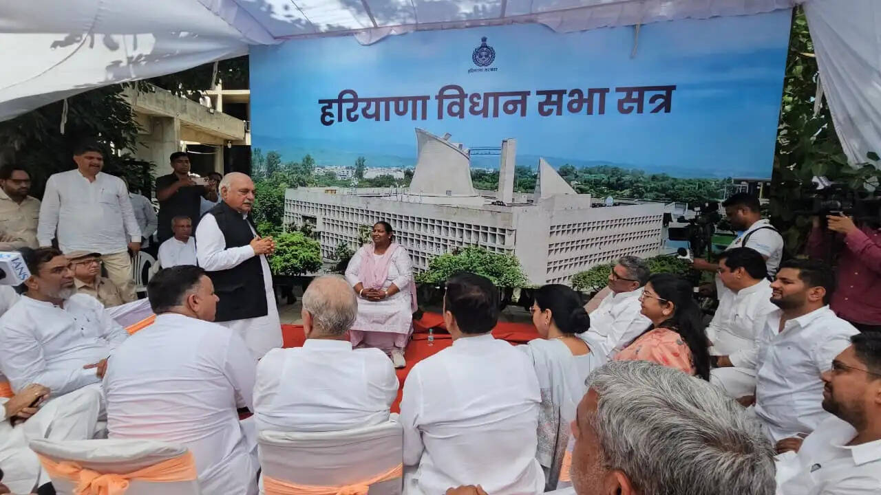 कांग्रेस ने विशेष सत्र का बहिष्कार कर चलाया समानांतर सदन