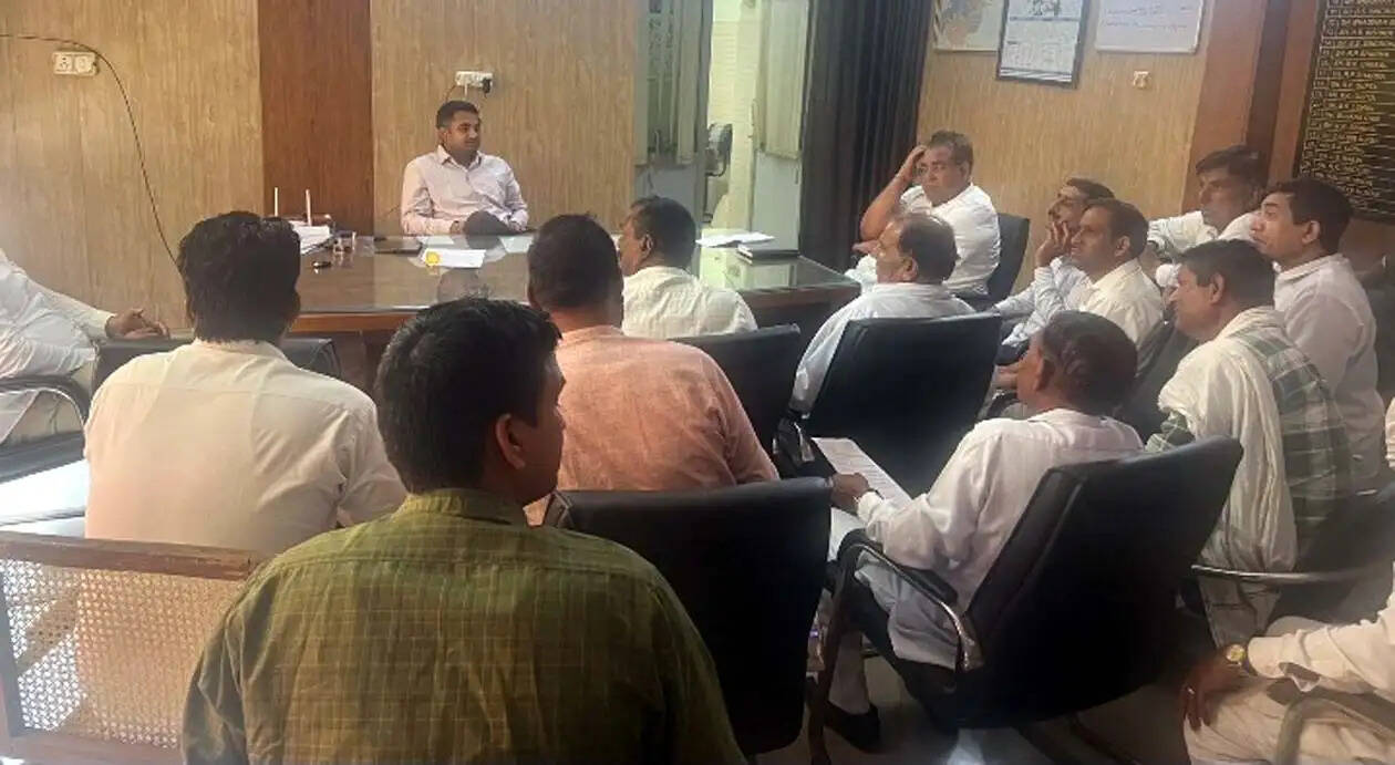 हिसार : कार्यकारी अभियंता ने मांगों के समाधान का दिया आश्वासन