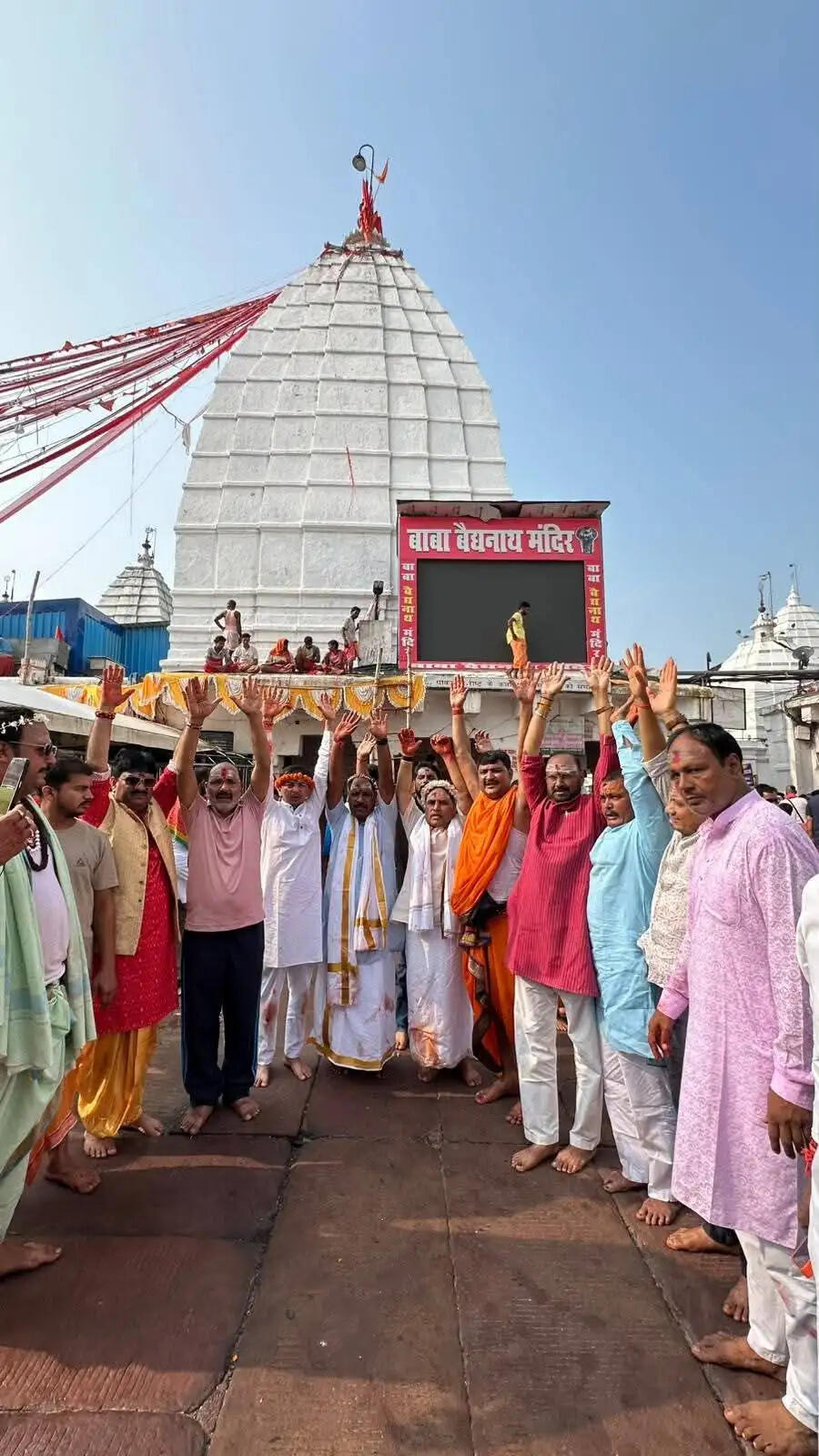 भाजपा नेताओं ने बाबा बैद्यनाथ के दरबार में की पूजा-अर्चना