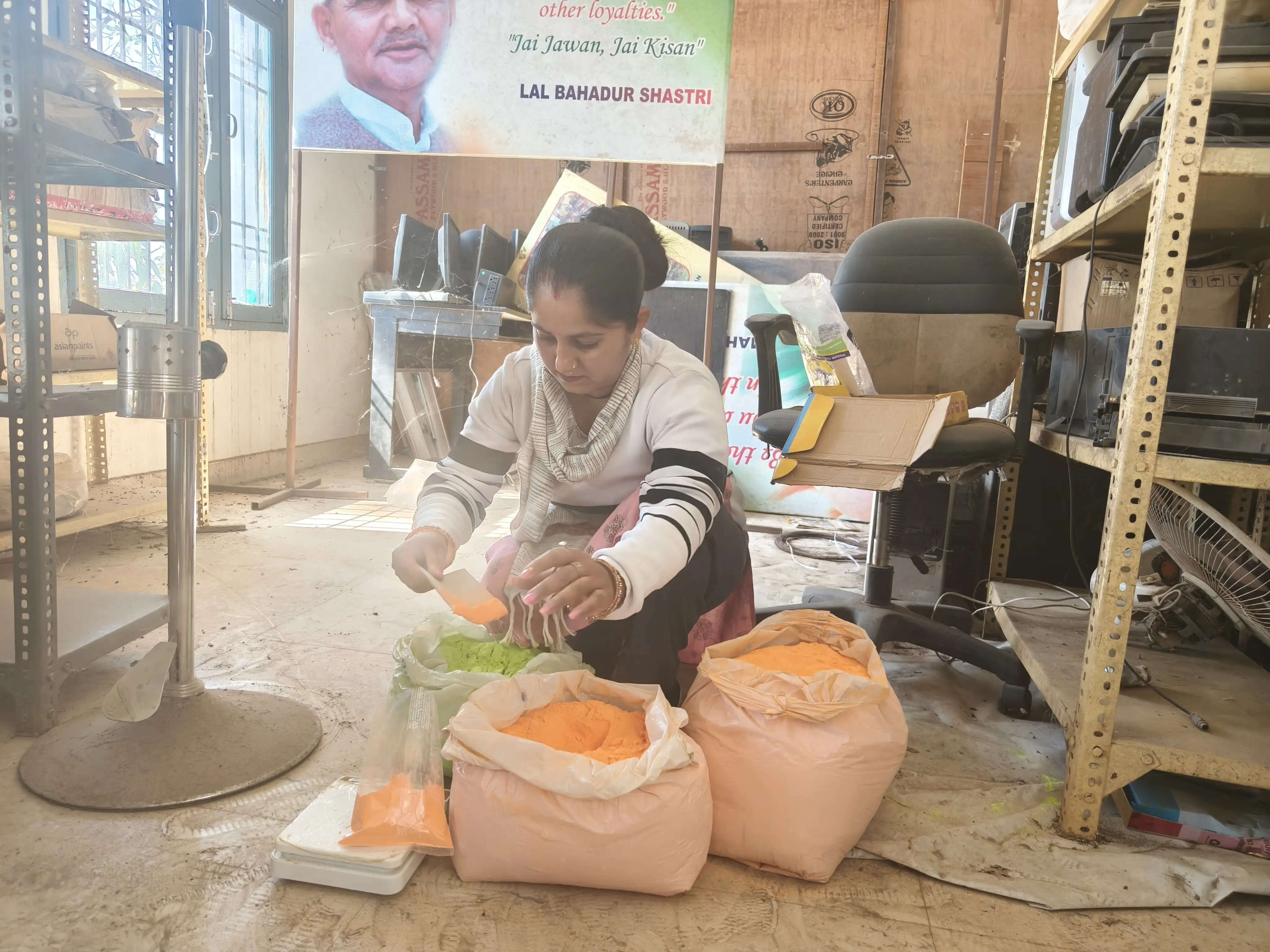 होली को लेकर नाहन में ग्रामीण महिलाओं ने बनाए शुद्ध प्राकृतिक रंग