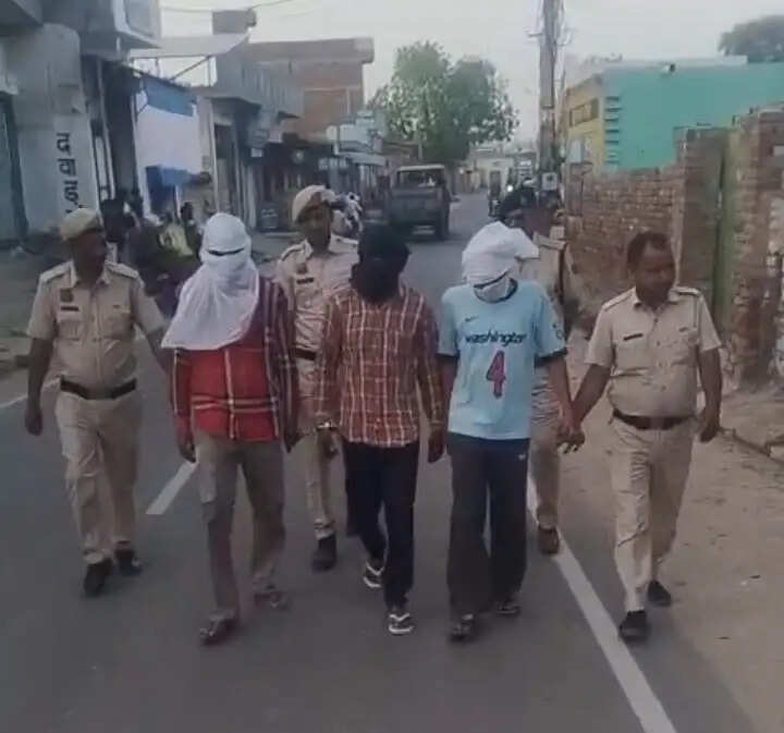 सिरसा: दंपति को बंधक बनाकर लूटपाट करने वालों की पुलिस ने करवाई परेड