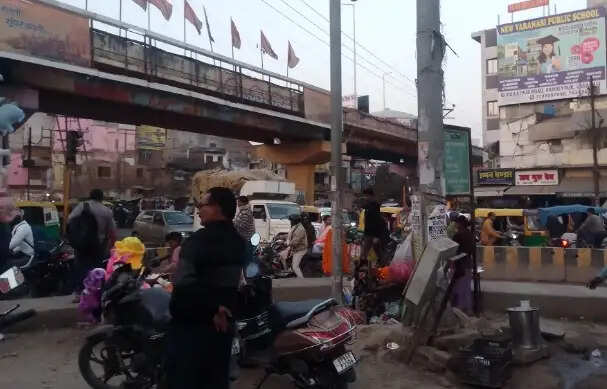 वाराणसी में पांडेयपुर चौराहे पर डबल यूटर्न से जाम की समस्या आम