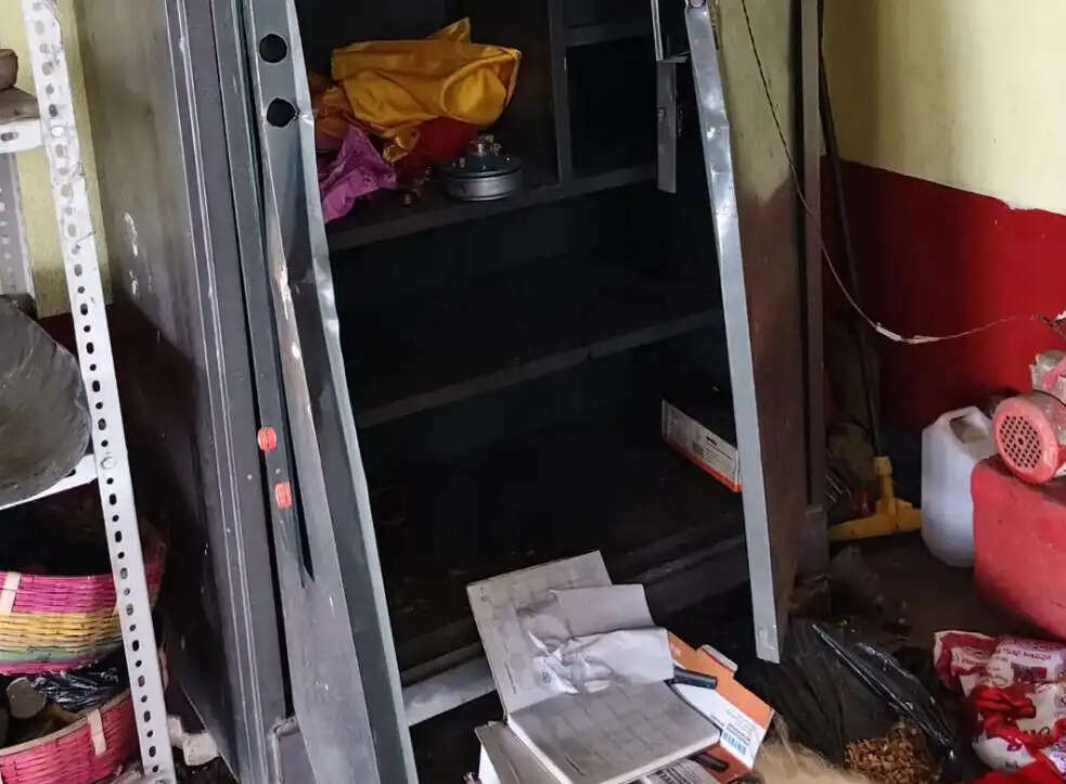 धर्मपट्टी काली मंदिर में पांच लाख के आभूषण समेत सामान की चोरी