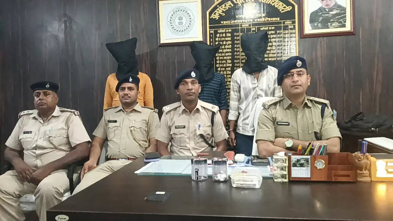 पेड़ के नीचे चल रहा था ब्राउन शुगर का धंधा, तीन गिरफ्तार