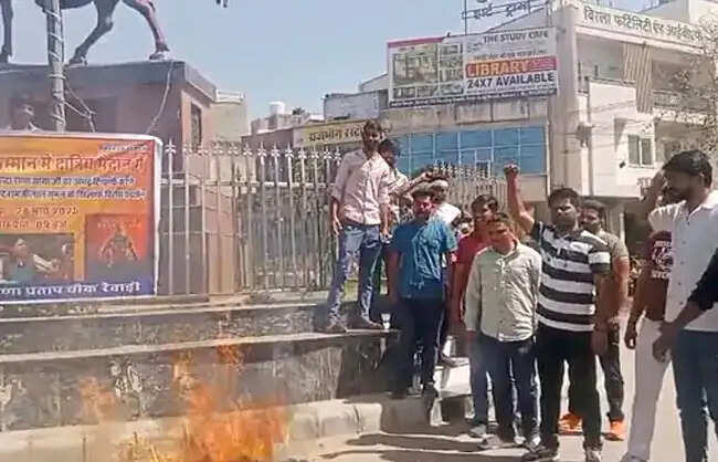 रेवाड़ी में सपा सांसद रामजीलाल सुमन का फूंका पुतला