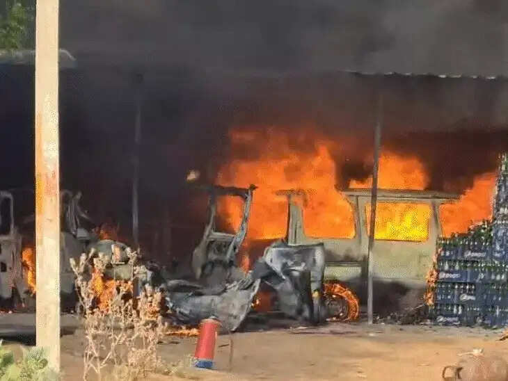 डीग में एलपीजी सिलेंडर ब्लास्ट से भीषण आग, भाई-बहन समेत दो बच्चों की मौत