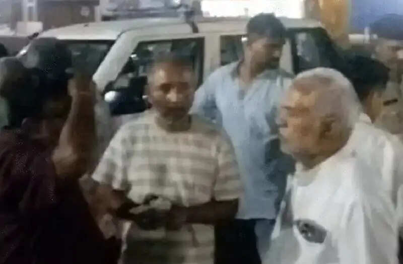 नर्मदापुरम्ः पटवारी ने ट्रेन से कटकर की आत्महत्या, स्टेशन की पार्किंग में कार में मिले दो बेटों के शव