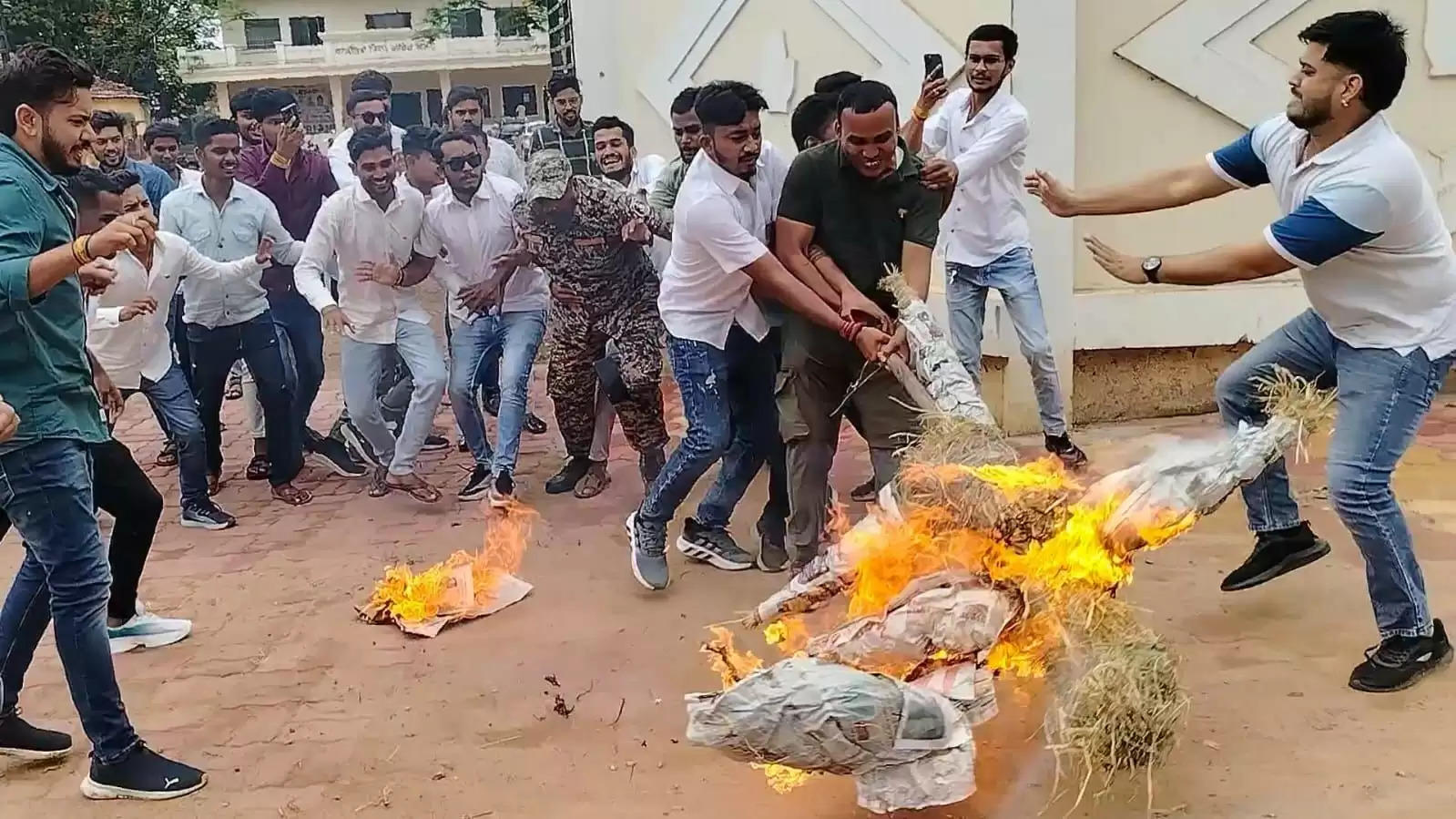 एनएसयूआई ने प्रदर्शनकर मुख्यमंत्री व गृहमंत्री का फूंका पुतला