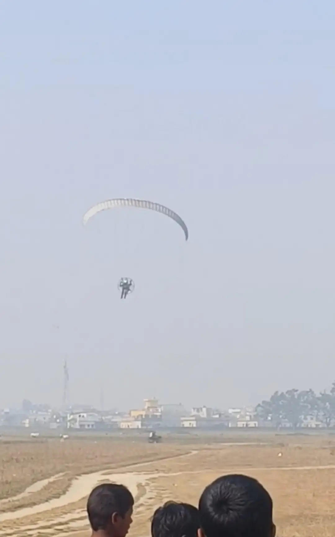 फारबिसगंज के आसमान में उड़ते दिखे पैराग्लाइडर,हवाई फील्ड से भरी पैराग्लाइडर ने उड़ान