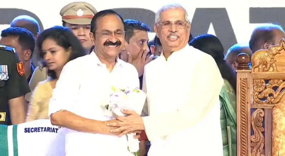 केरल में नई सरकार की पहली कैबिनेट बैठक में कई बड़े फैसले, बसों में महिलाओं को मुफ्त यात्रा और बुजुर्गाें के लिए अलग बनेगा विभाग