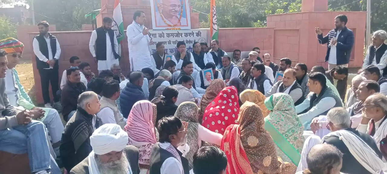 दौसा में शहीद स्मारक पर कांग्रेस का धरना प्रदर्शन