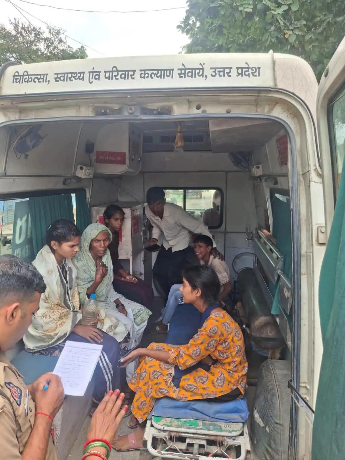 (अपडेट)अमेठी : फूड पॉइजनिंग के मामले में पुलिस दो दुकानदारों को हिरासत में लिया, 100 से अधिक लोग बीमार