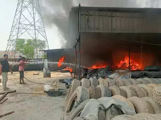 पलवल : पराली जलाने से टायर गोदाम में लगी आग,फायर ब्रिगेड ने तीन घंटे में पाया काबू