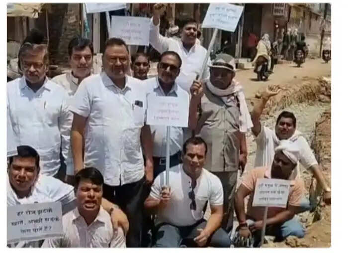सतना में सड़क और गड्ढों को लेकर व्यापारियों द्वारा किया गया विरोध प्रदर्शन
