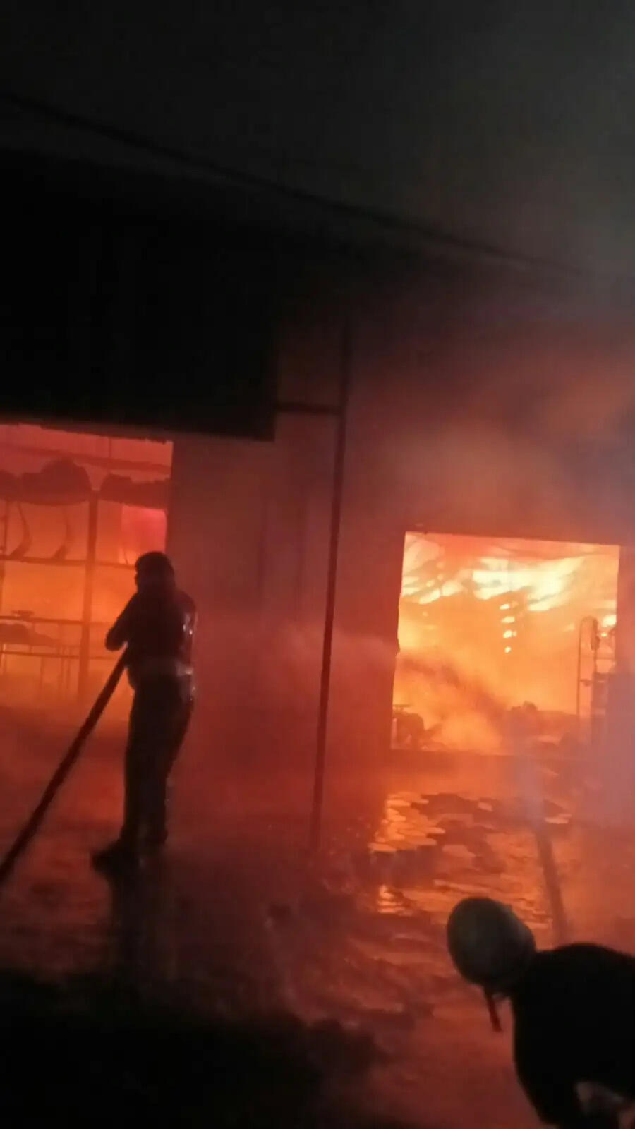 हैण्डीक्राफ्ट फैक्ट्री में लगी भीषण आग : आठ दमकलों ने मिलकर दो घंटे में पाया काबू