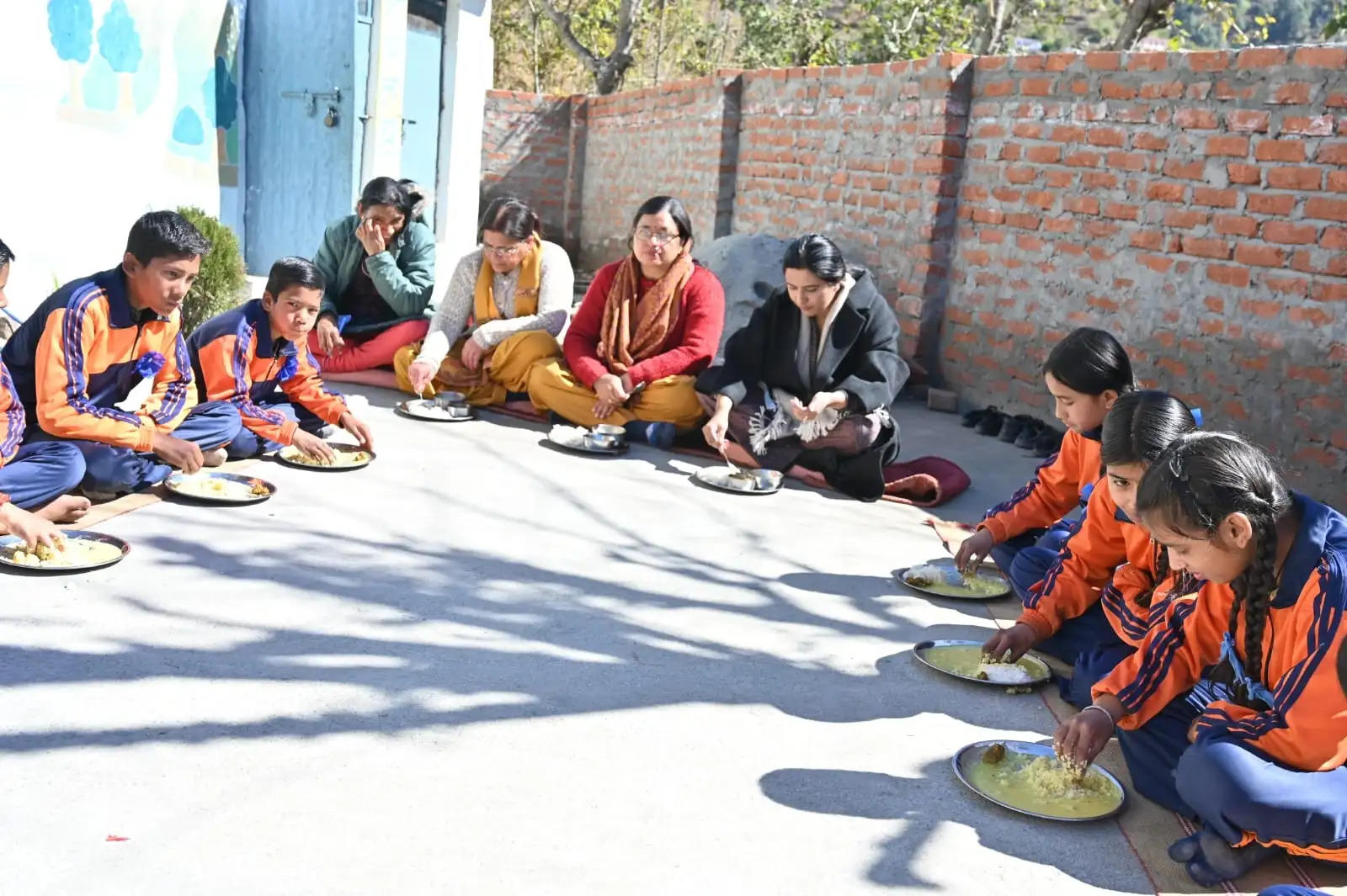 साबली में प्रज्ञा दीक्षित ने बांटे सैनेटरी नैपकिन