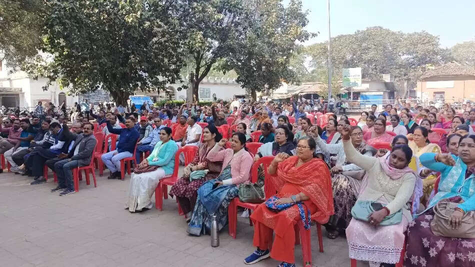 महंगाई भत्ता सहित 11 सूत्री मांगों को लेकर कर्मचारी अधिकारी फेडरेशन की हड़ताल शुरू