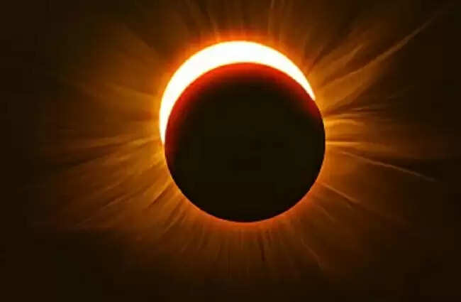 चंद्रग्रहण: आज मध्‍यरात्रि को चंद्रमा दिखेगा तामिया लाल