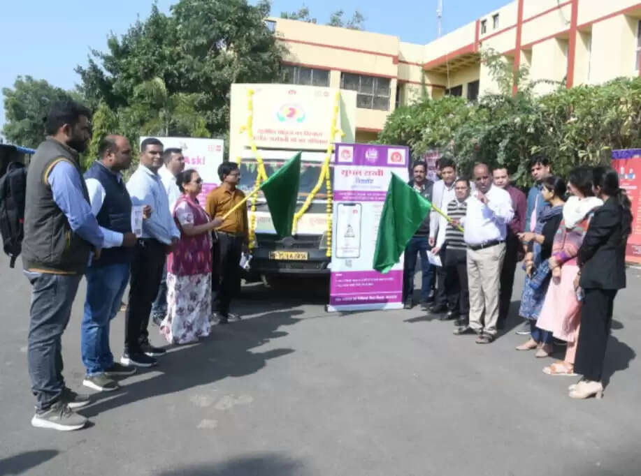 राजगढ़ः परिवार नियोजन एवं सुरक्षित मातृत्व अभियान शुरु, हरी झंडी दिखाकर वाहन किया रवाना