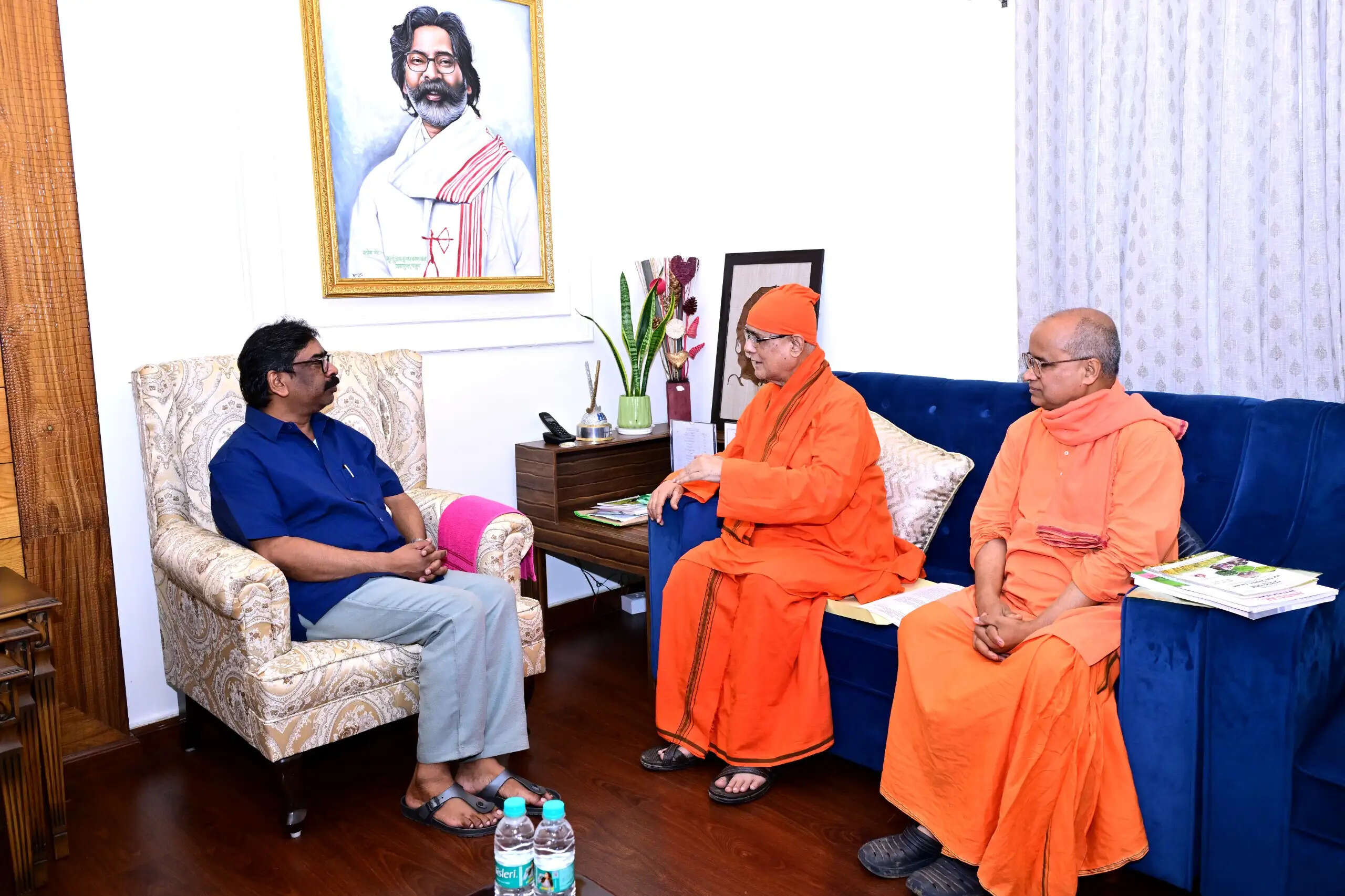 मुख्यमंत्री से मिस यूनिवर्स झारखंड खिताब की विजेता प्रतिभागी दीपाली रिया ने की मुलाकात