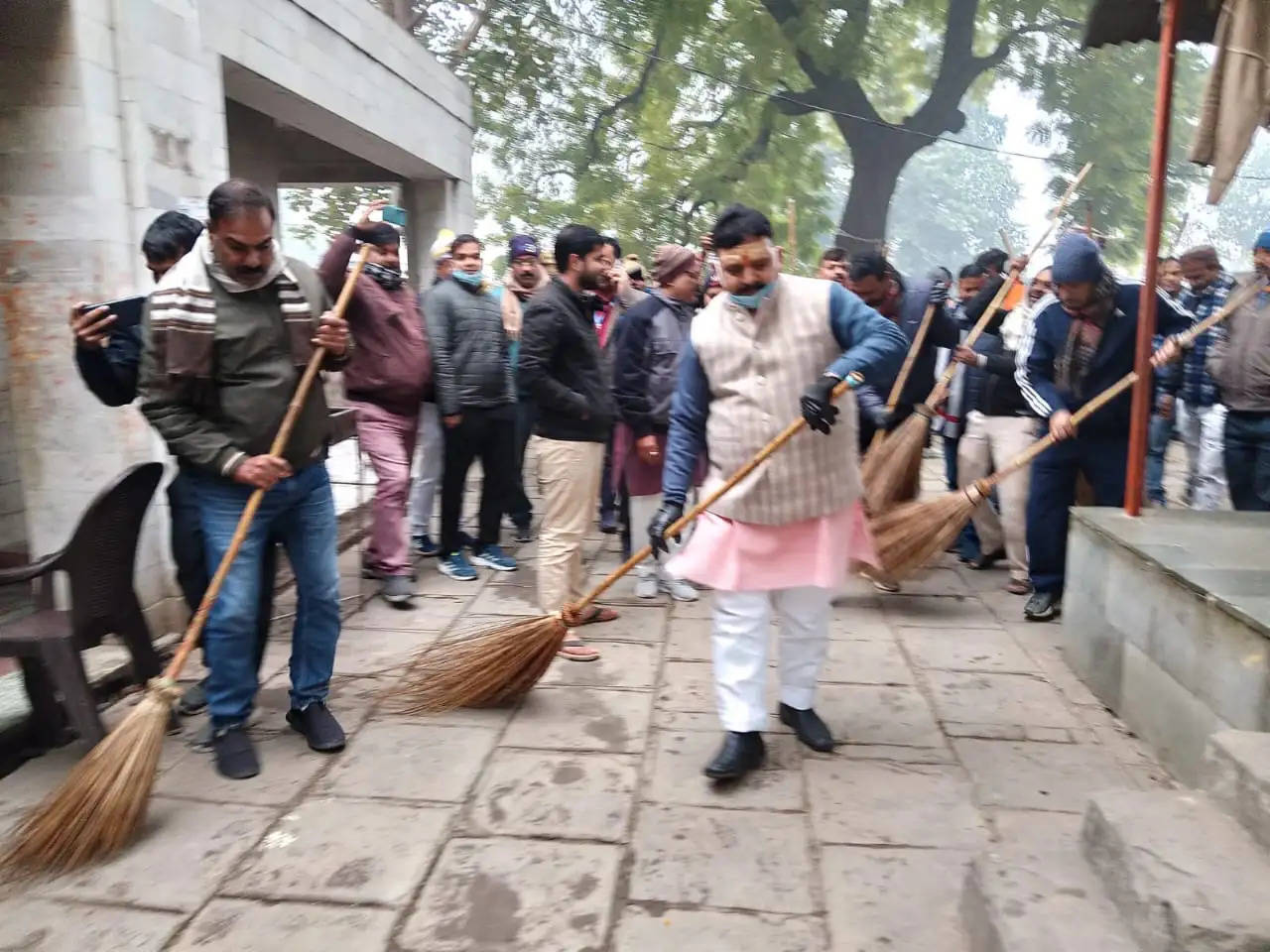 विधायक डॉ नीलकंठ तिवारी ने कर्णघंटा कुंड में चलाया सफाई अभियान, नागरिकों ने की भागीदारी