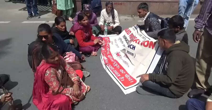 दृष्टिबाधितों का भर्तियों की मांग को लेकर सचिवालय के बाहर प्रदर्शन