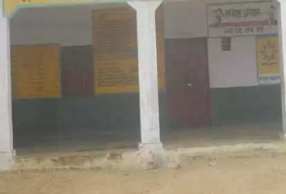 बंद मिले चार स्कूल, 13 शिक्षक, छह अनुदेशक व 18 शिक्षामित्र गायब