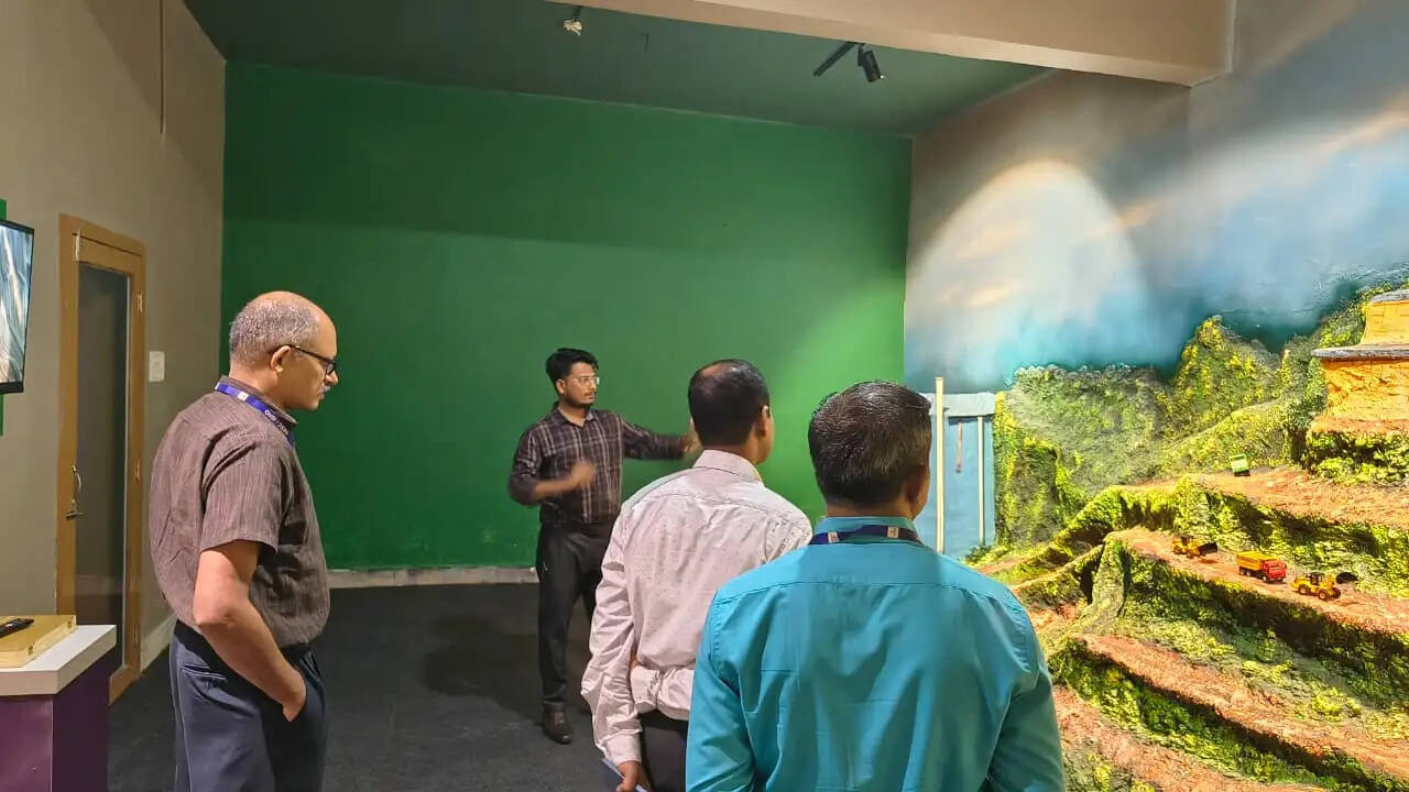 इसरो के वैज्ञानिकों ने किया जिला विज्ञान केंद्र दंतेवाड़ा का भ्रमण