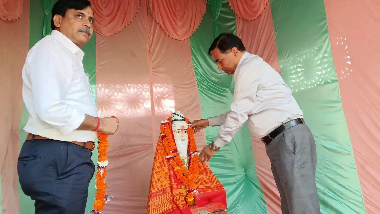 जिलाधिकारी ने वाल्मीकि मंदिर में किया माल्यार्पण, भजन-कीर्तन और रामायण पाठ से भक्तिमय हुआ माहौल